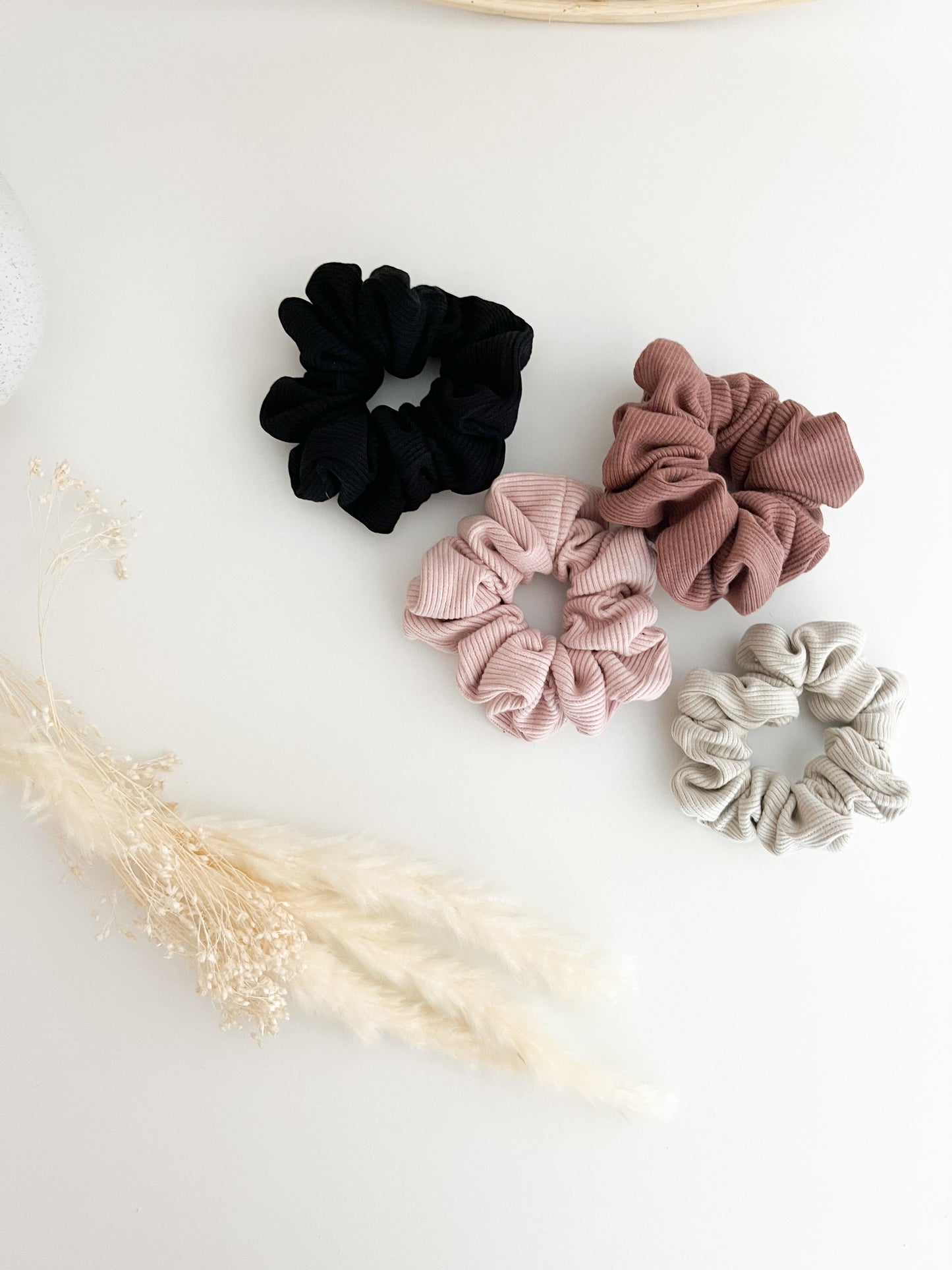 Ribbed scrunchie - več barv