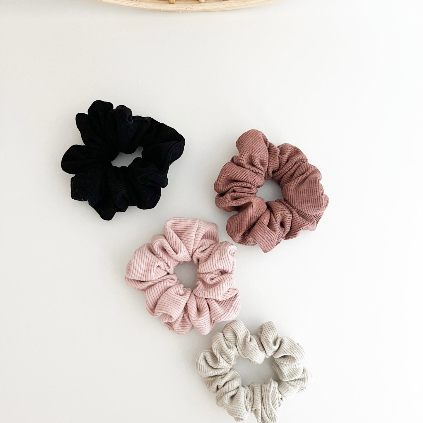 Ribbed scrunchie - več barv