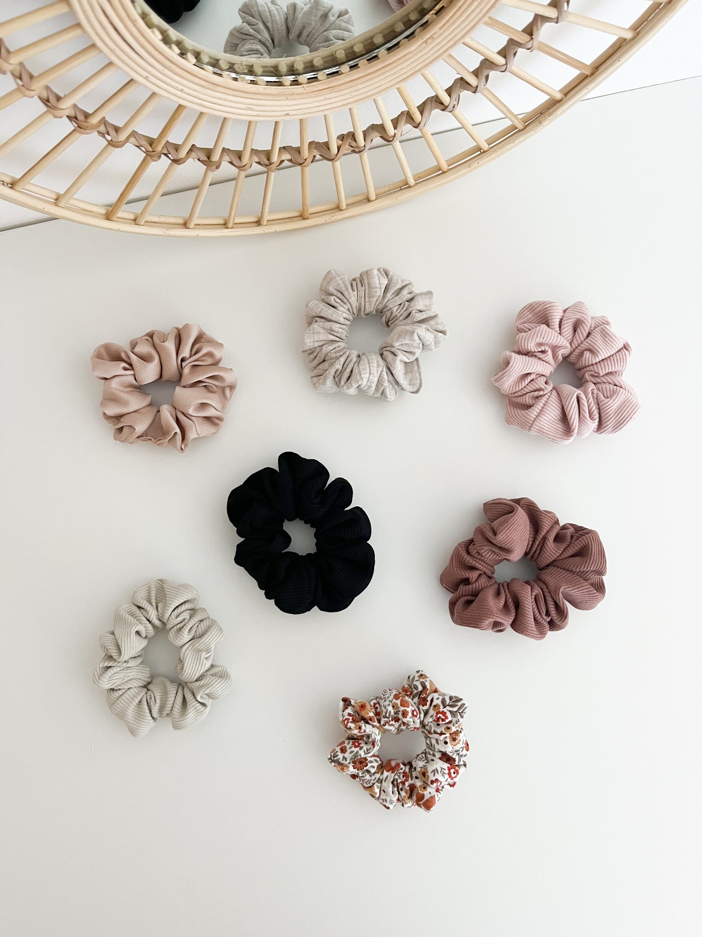 Ribbed scrunchie - več barv