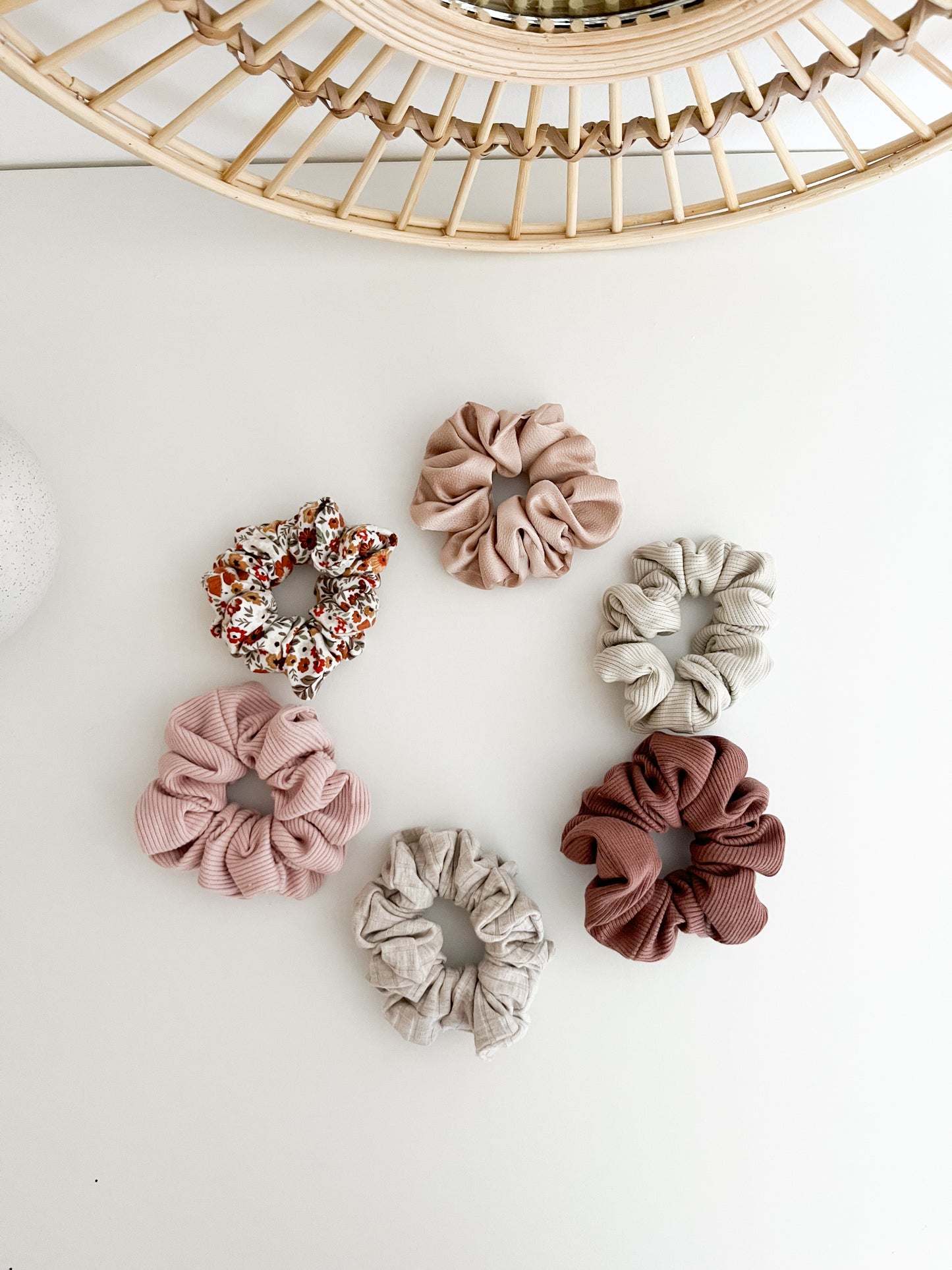 Wide ribbed scrunchie - light beige