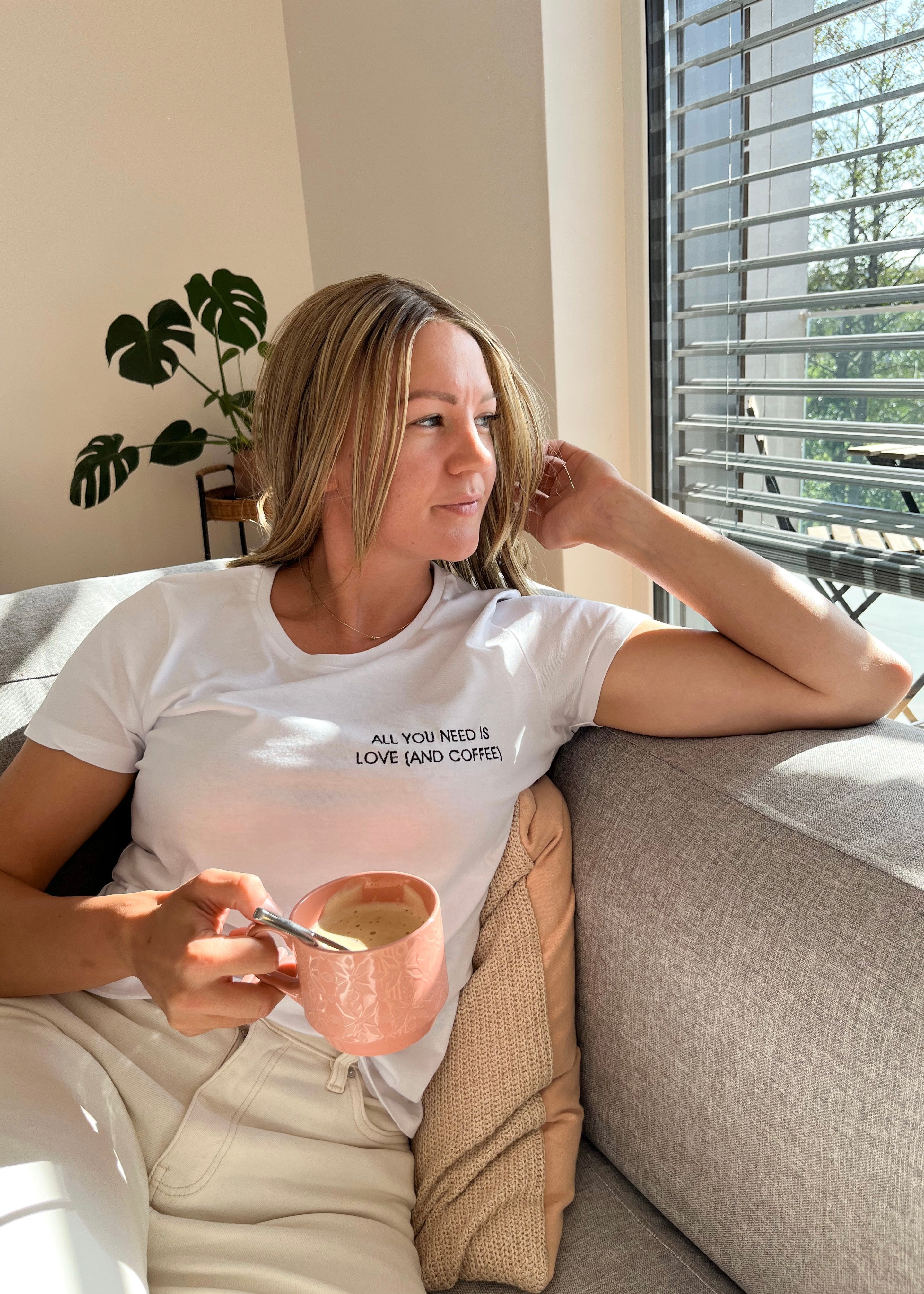 Kratka majica ALL YOU NEED IS LOVE (AND COFFEE)